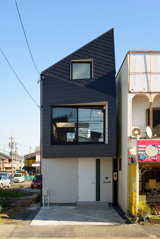 間口4メートルの敷地に建つ住み心地の良い家 トンガリ屋根の家 Homify 間口4メートルの敷地に建つ住み心地の良い家 トンガリ屋根の家 Homify