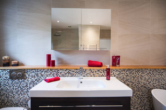 10 fabulosas combinaciones de azulejos en el baño