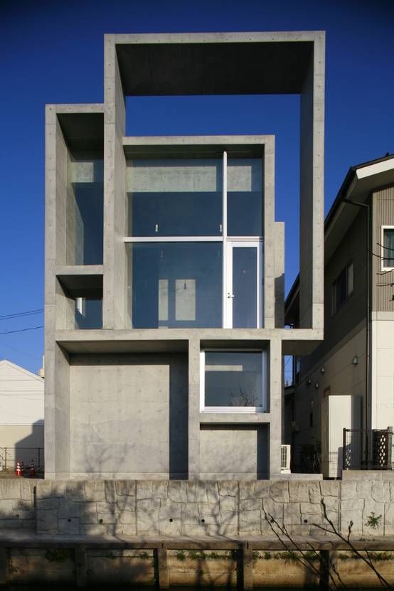 幾何学的なデザインがお洒落 川沿いに建つコンクリート住宅 Homify