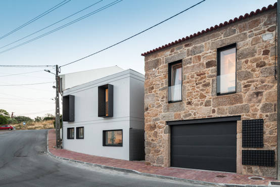 Asombrosa casa moderna integrada en un pueblo rural | homify