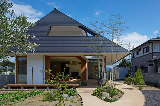 個性的な外観を持つ軒の家 Homify