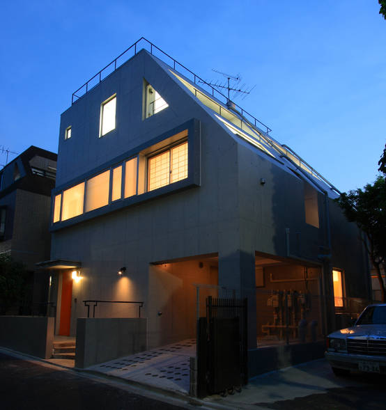 都心でもこの快適な住空間 地上3階地下2階のモダンな住宅 Homify