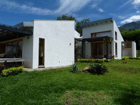 Diseño para la finca: casa de un solo piso con un patio precioso