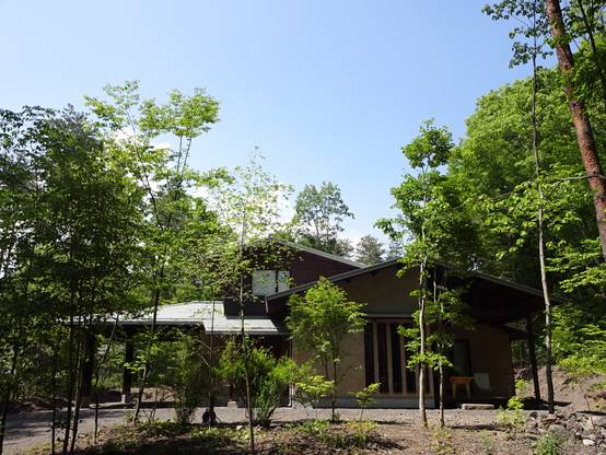 森の中に静かに佇む軽井沢の別荘  homify