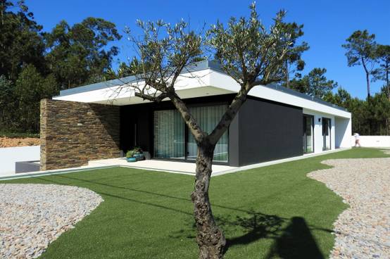 Una moderna casa de campo llena de contrastes