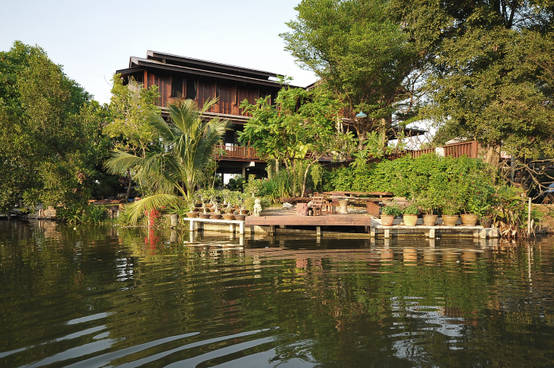Nhà vườn ven sông đẹp tạo cho bạn một không gian sống cực kì lý tưởng. Nơi đây chứa đựng những giá trị về cảnh quan thiên nhiên hùng vĩ của Việt Nam, đồng thời còn phản ánh sự sang trọng và tinh tế qua việc sử dụng các sản phẩm nội thất hiện đại. Bạn sẽ không thể bỏ qua những mẫu thiết kế nhà vườn ven sông đẹp tại Việt Nam.