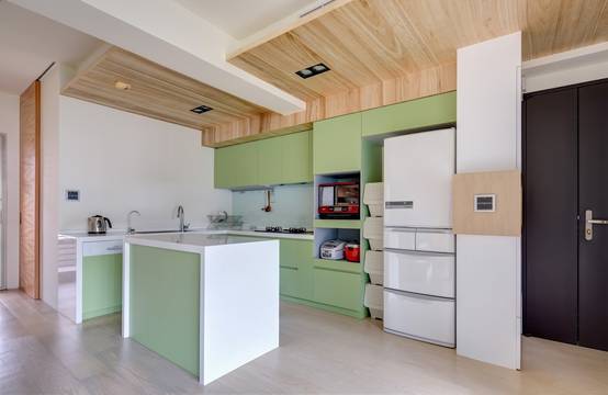 7 Dapur  Modern Dengan Warna  Cerah  yang  Berkarakter 