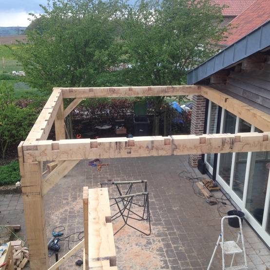 Cómo construir una pérgola rústica en tu patio en 6 pasos