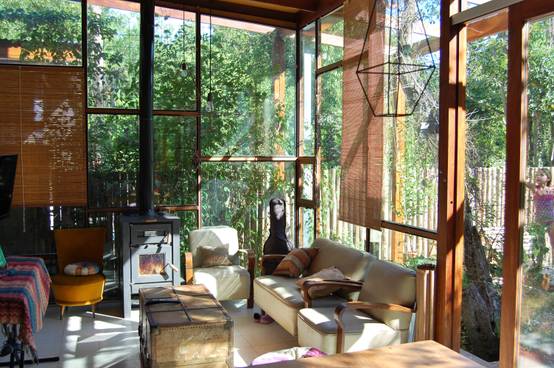 Rumah Industrial Tropis Berdinding Kaca Seluas 150 m homify Rumah Industrial Tropis Berdinding Kaca Seluas 150 m homify