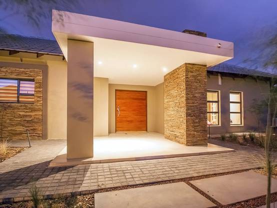 Una casa con entrada impresionante y el interior lleno de ideas