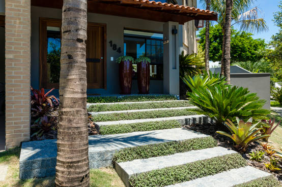 Esta casa tiene una entrada y patio precioso (¡y con muchas ideas para