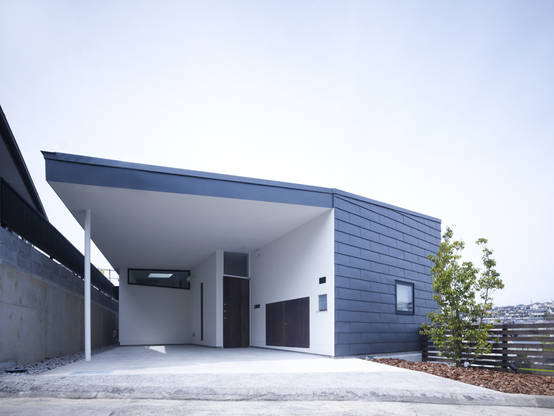 傾斜地に建つスタイリッシュな家 Homify