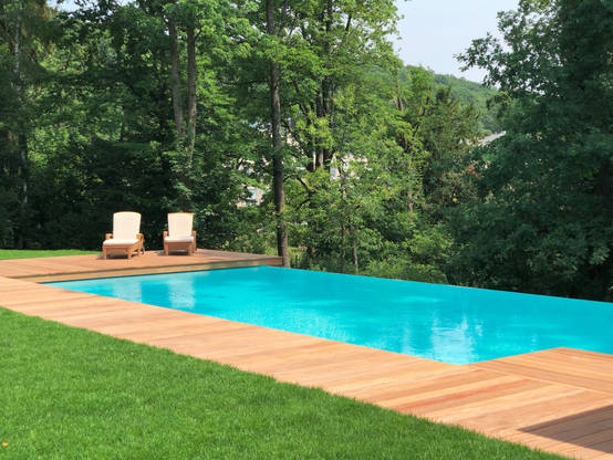 Fantastischer Infinity Pool mit Blick ins Tal homify