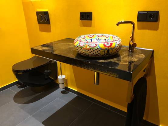 Modernes Badezimmer in Schwarz und Gold | homify