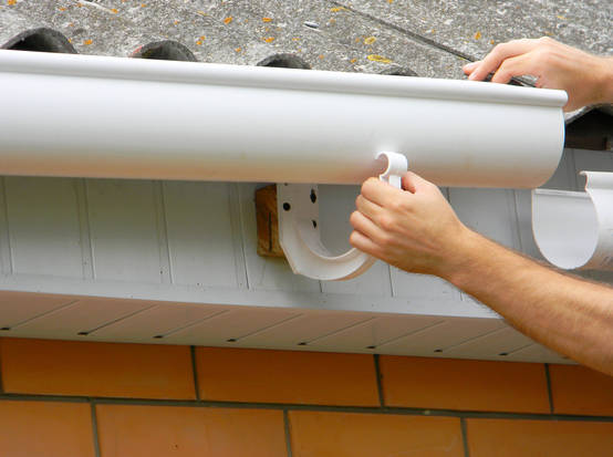 Schakel een professional in voor het schoonmaken van de dakgoot