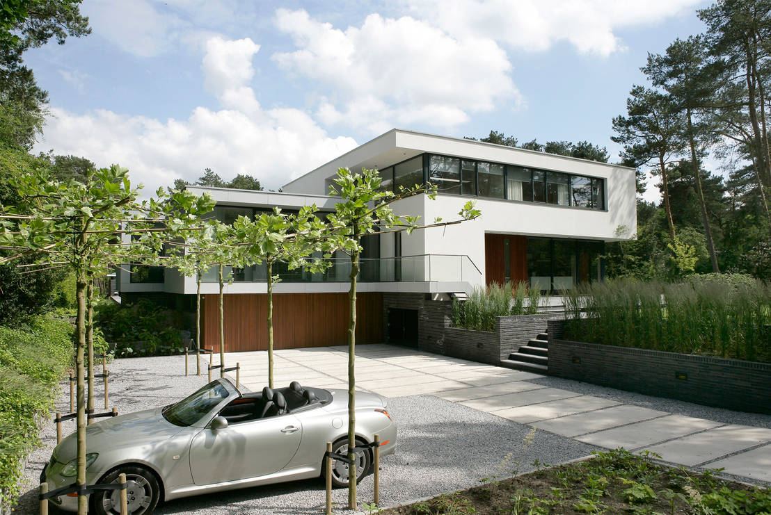 Moderne witte villa in bosch en duin