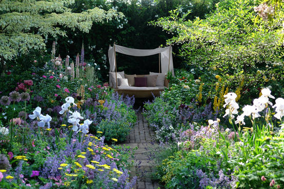 เก้าอี้ ใน สวน สวย ๆ
