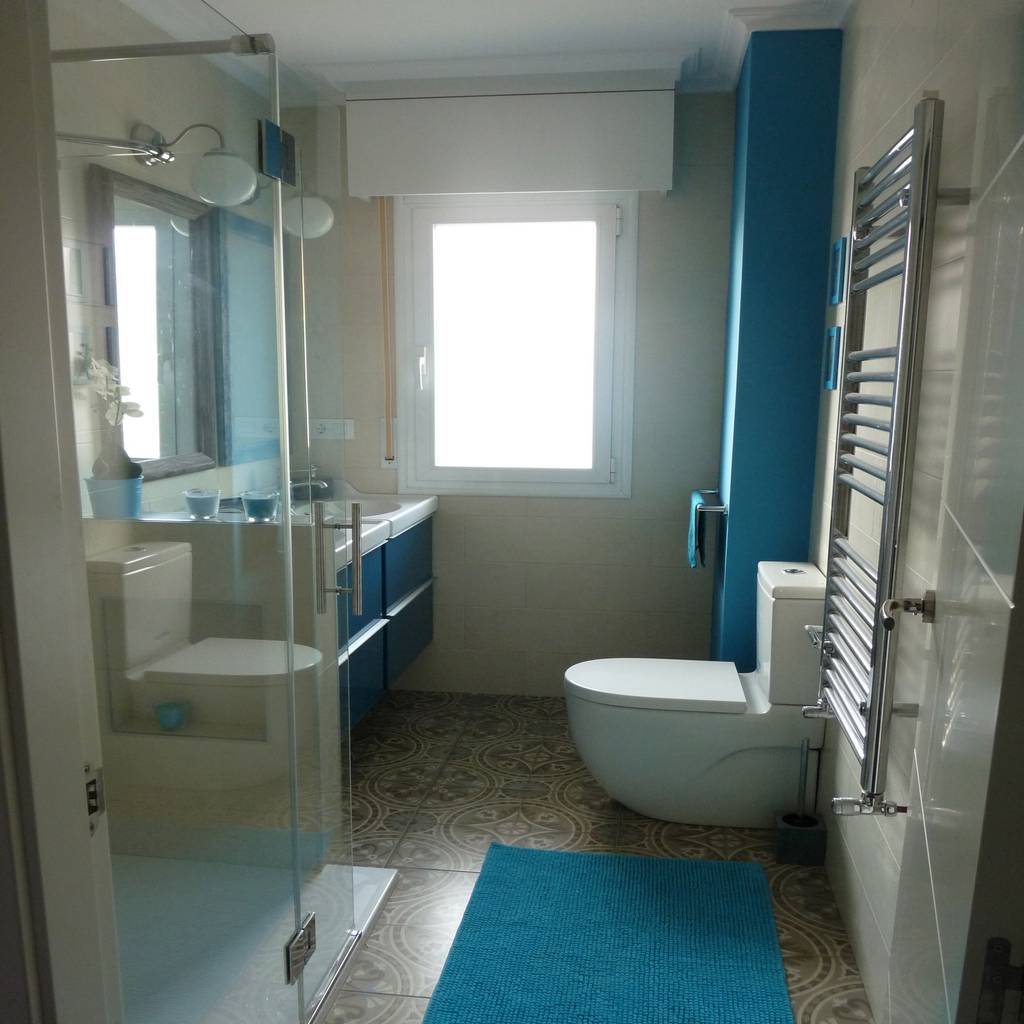 Reforma de baño: azul turquesa y baldosas impresas de mosaico
