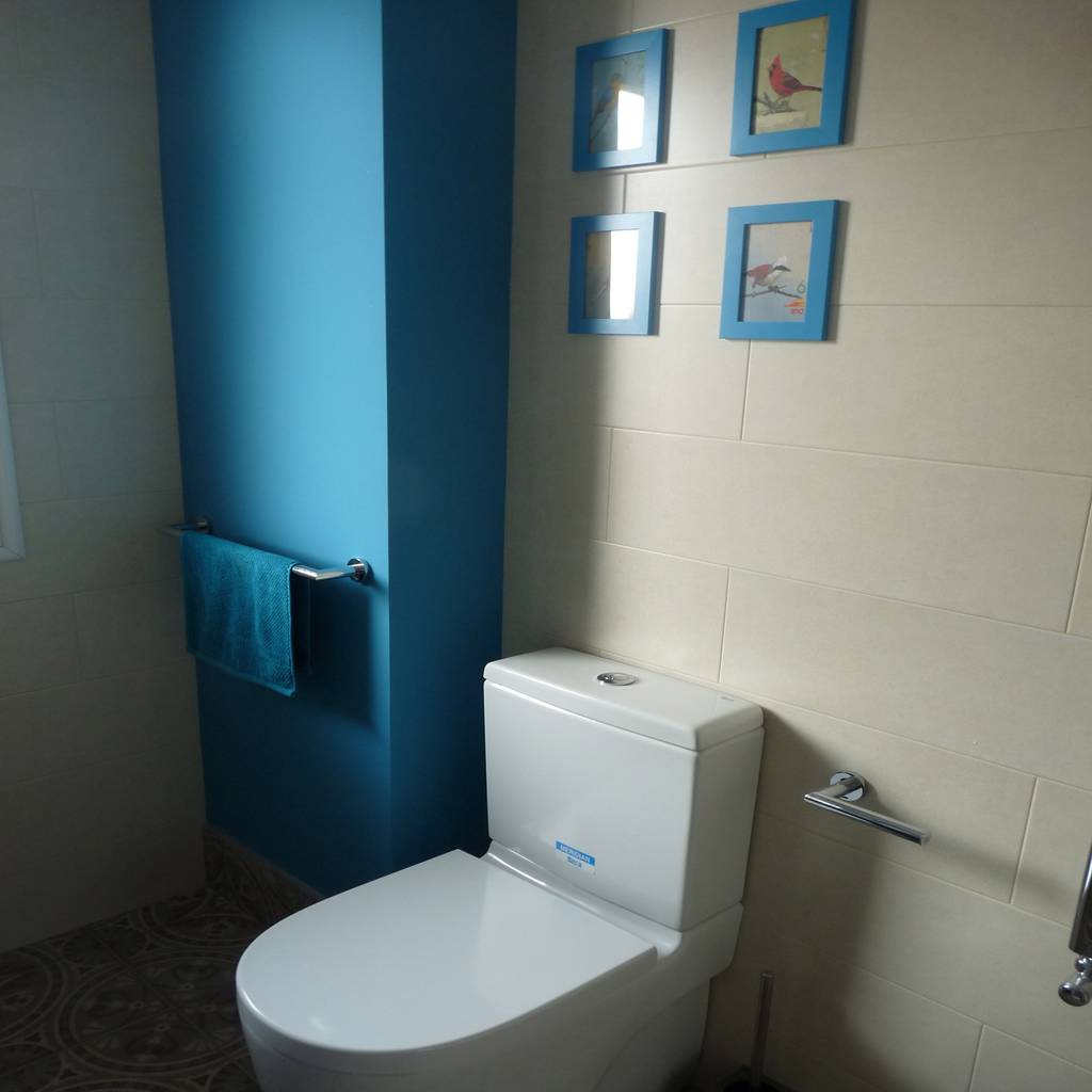 Reforma de baño: azul turquesa y baldosas impresas de mosaico