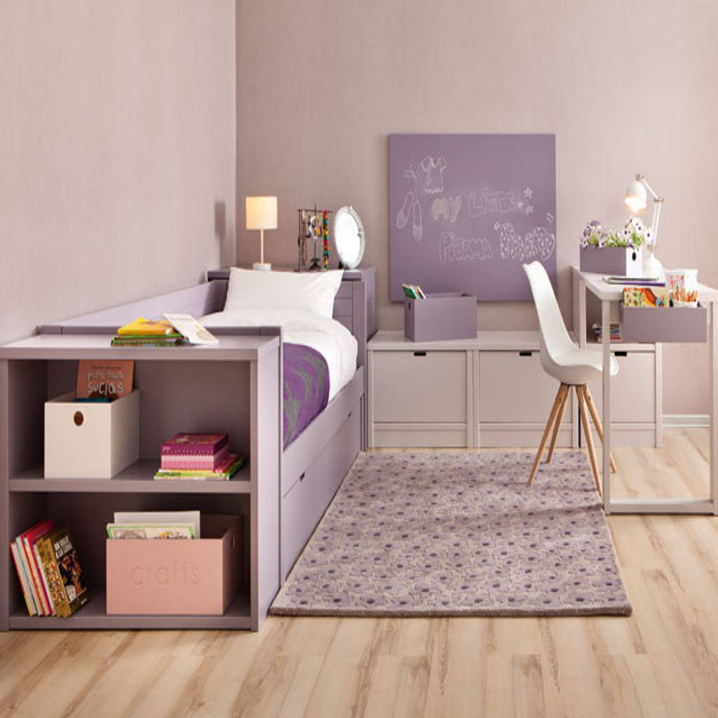 Habitación infantil organizada en tres frentes de sofás camas cruces moderno homify