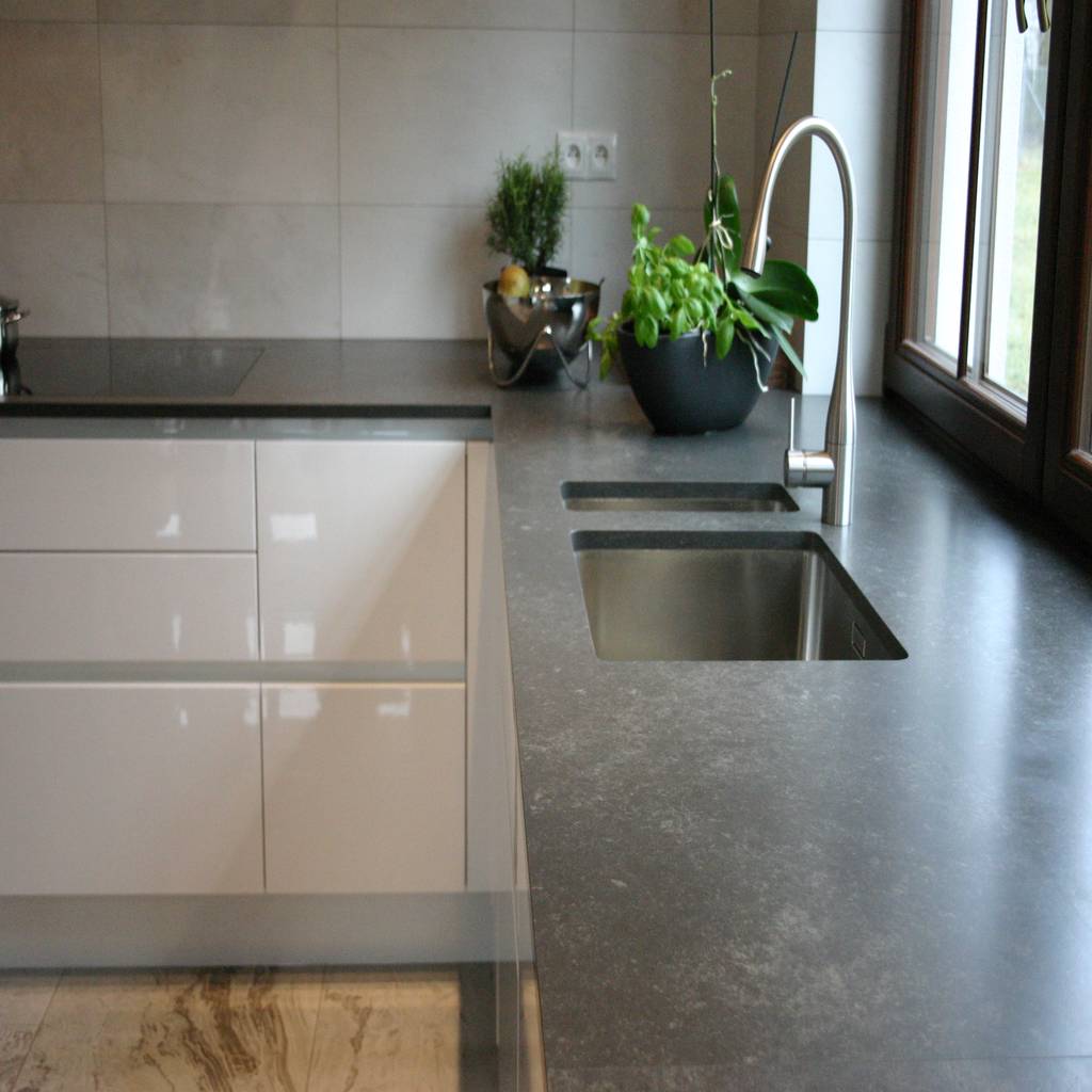 Kuchenny blat z konglomeratu metropolis nowoczesna kuchnia od granmar