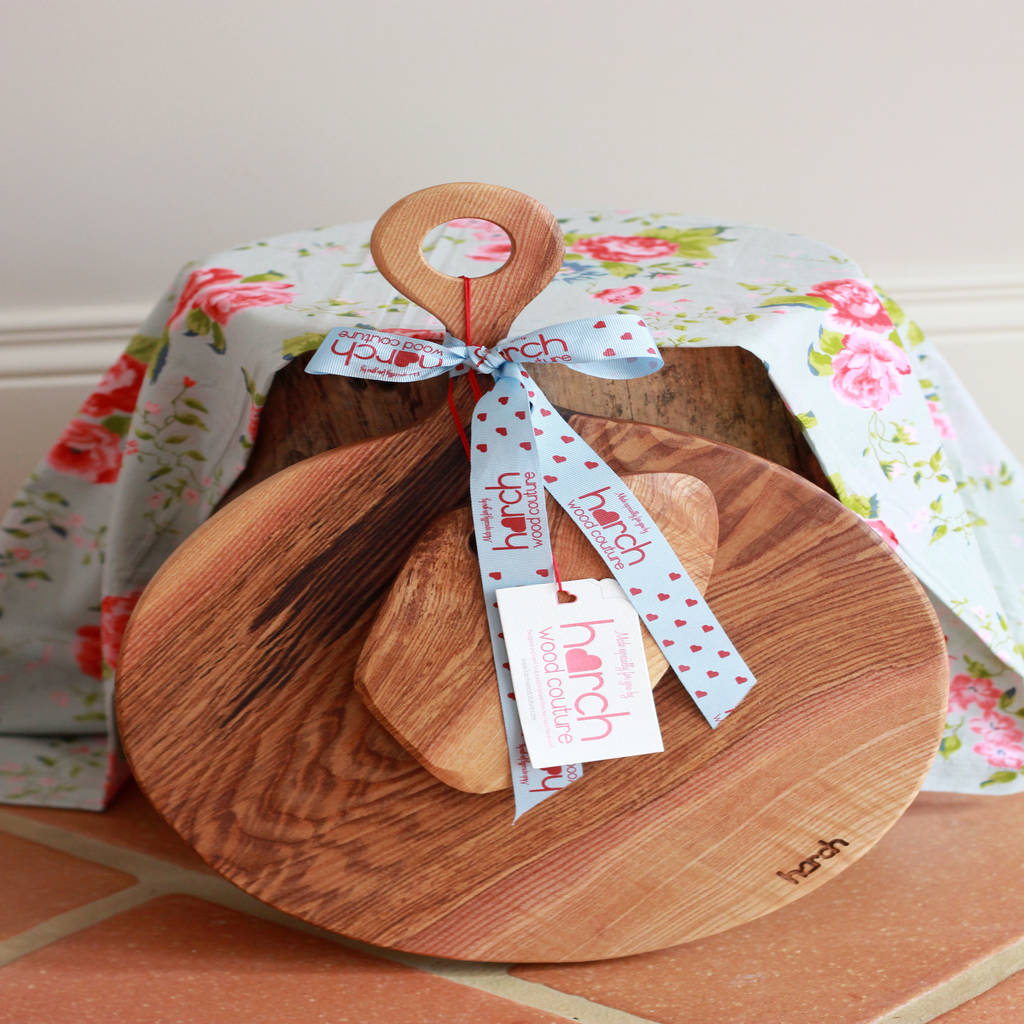 Harch pizza board and quirky cutter, harch wood couture homify