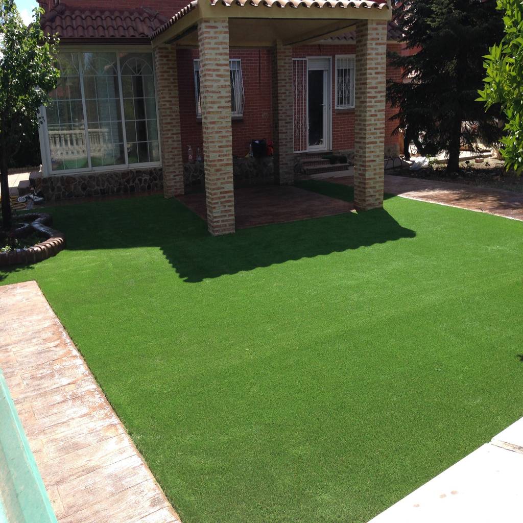 Jardín con césped sintético jardines de estilo moderno de allgrass