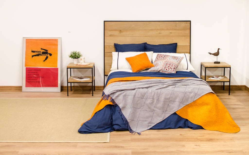 Dormitorio industrial con cabecero, mesillas y espejo de madera maciza