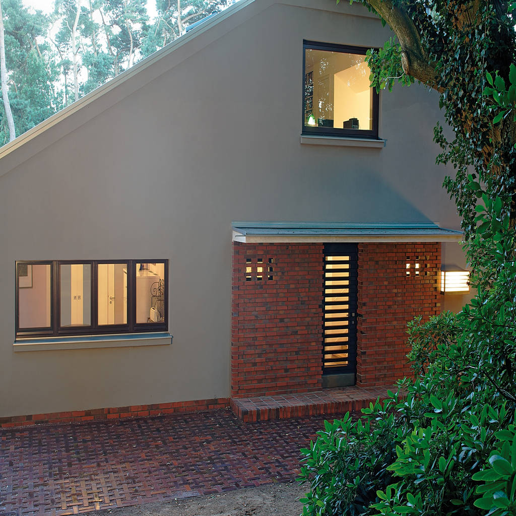 Die ziemlich dunkle grundfarbe passt gut zum ort mit dichtem grün und