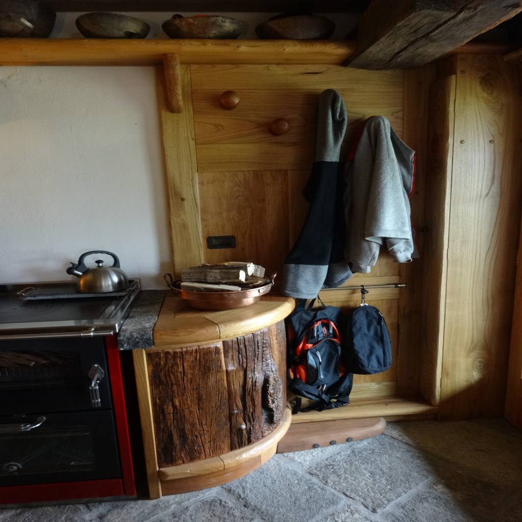 Calda cucina per baita di montagna cucina in stile rustico ...