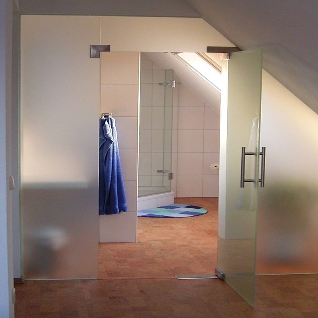 Glasabtrennung mit pendeltür moderne badezimmer von glas ...