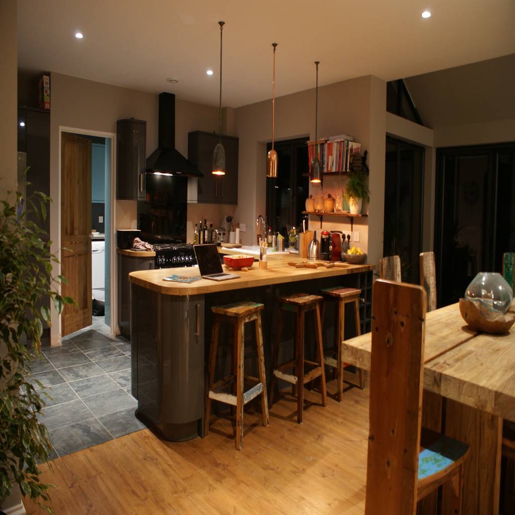 Reclaimed boat wood breakfast bar stools cocinas rústicas de blubambu