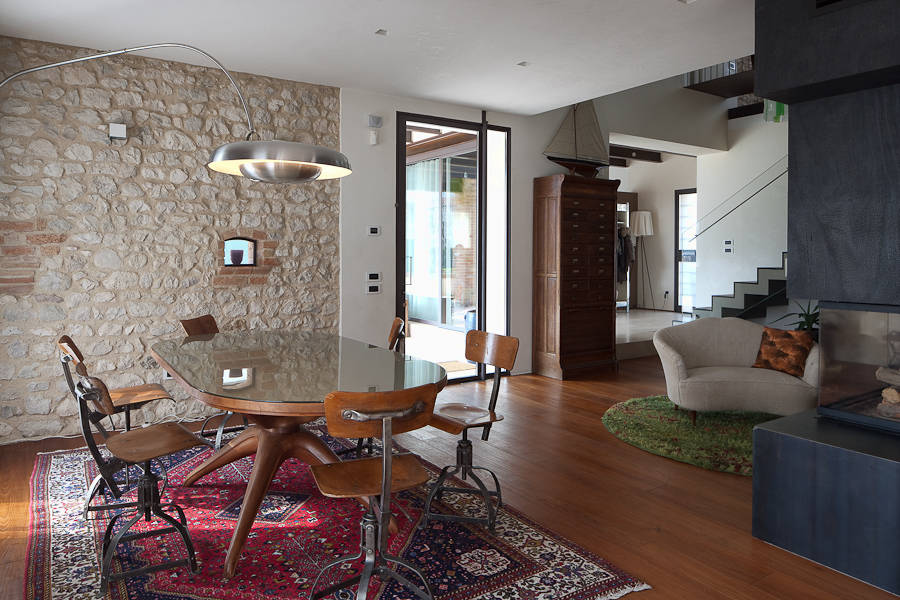 Living room: contrast between italian vintage forniture, old structural ...