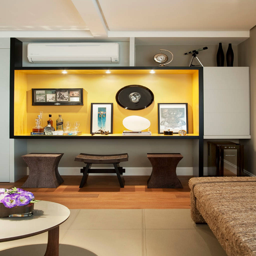 Marcenaria personalizada e iluminação pontual salas de estar modernas