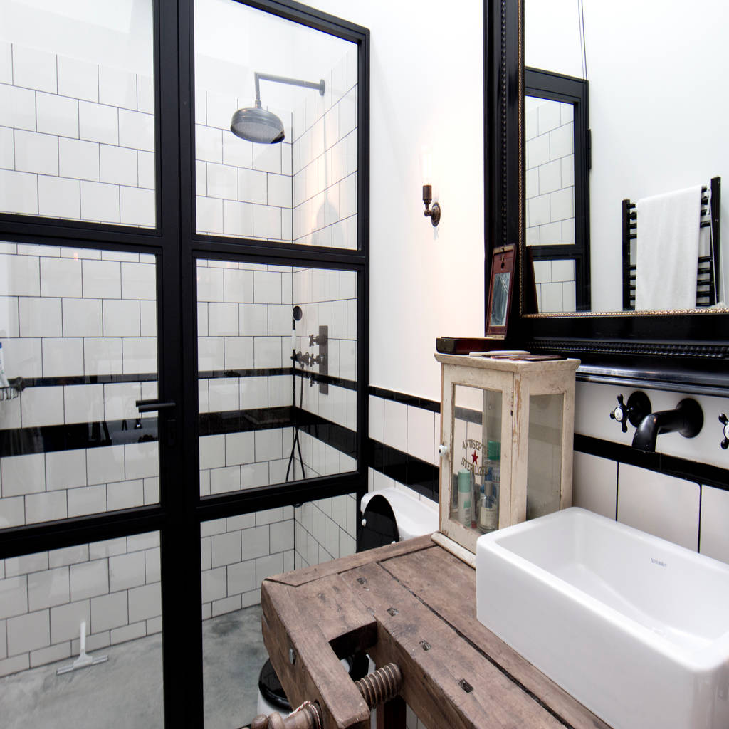  Kamar  mandi  gaya industrial  oleh bricks studio industrial  