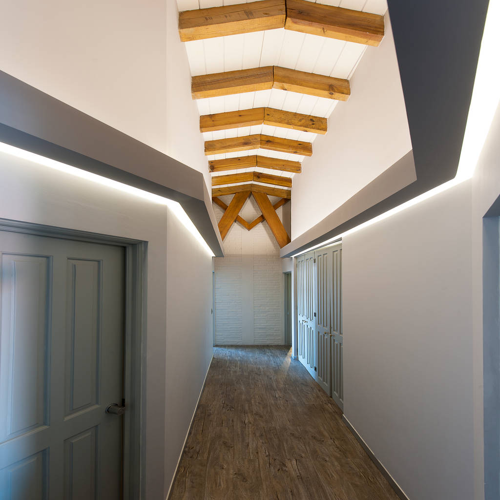 Casa cuernavaca: pasillos y recibidores de estilo por kababie