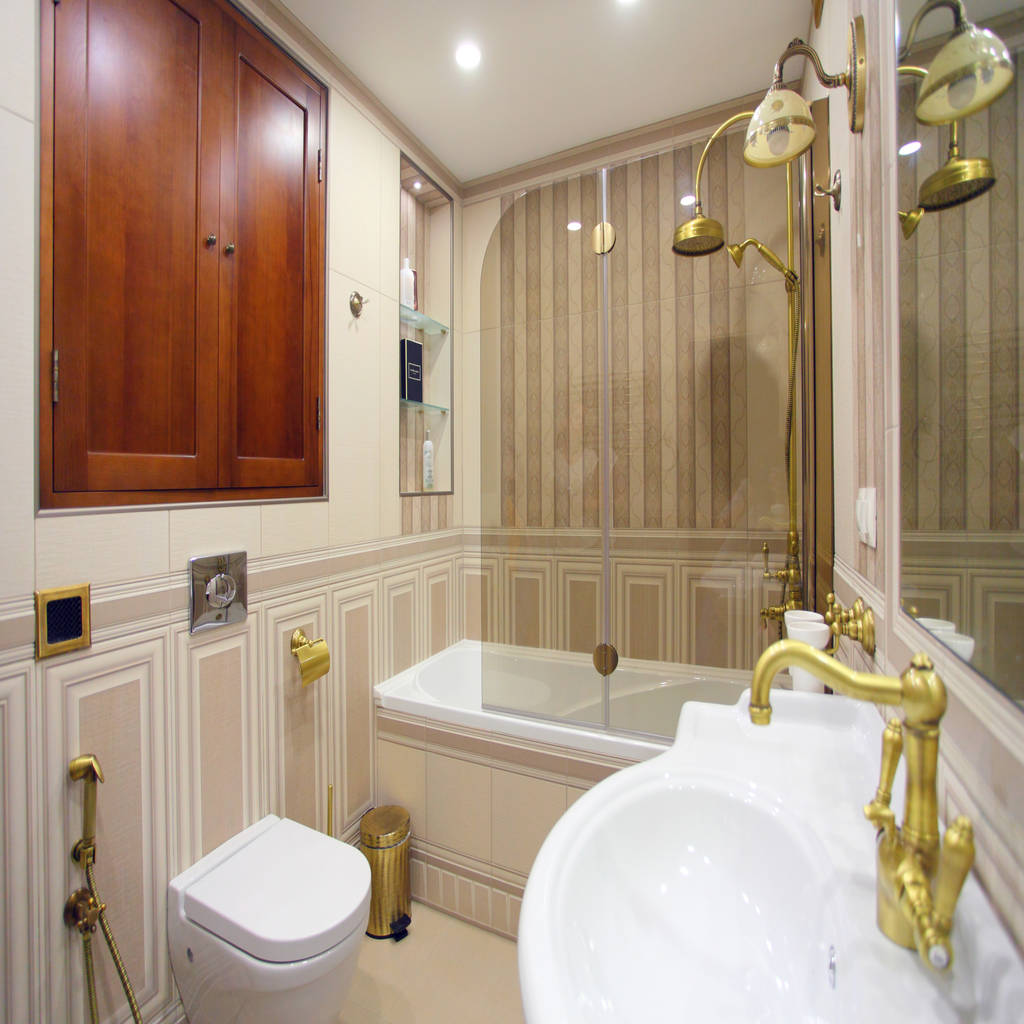 ванная комната в классическом стиле в бежевых тонах