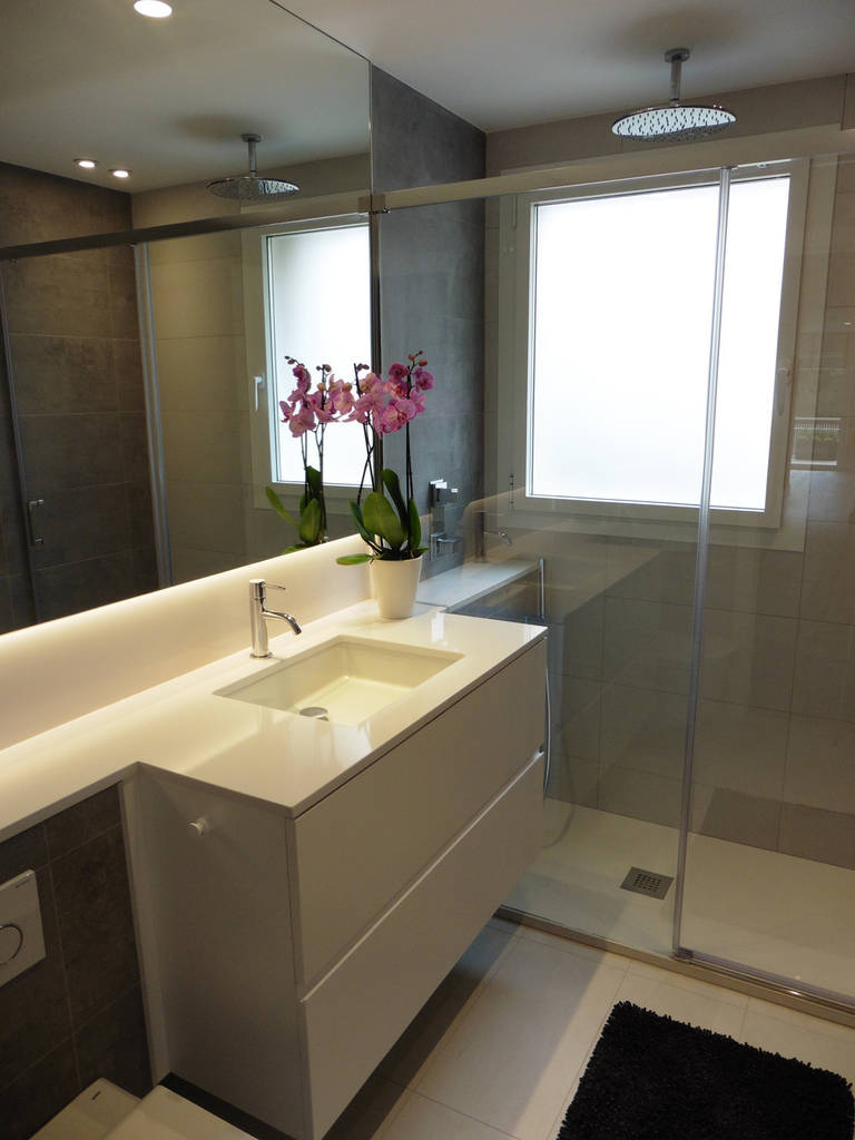 Baño baños de estilo moderno de lf24 arquitectura interiorismo moderno