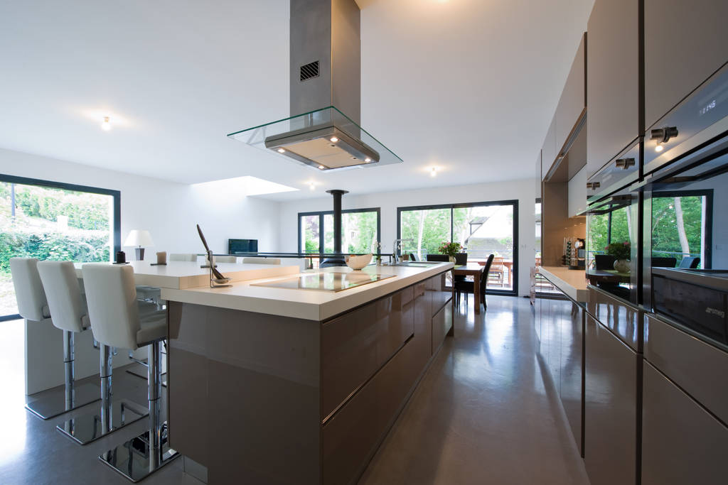 Îlot central et hotte îlot cuisine moderne par la cuisine ...
