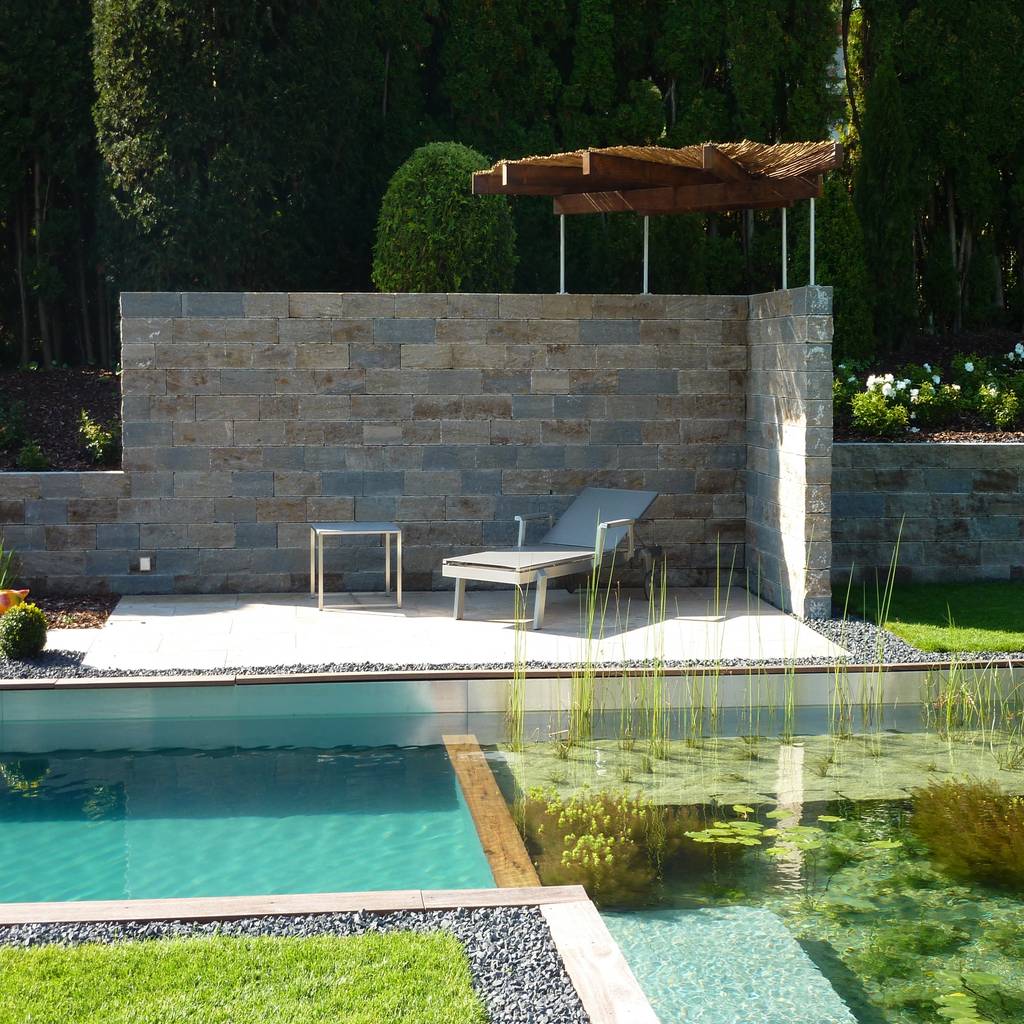 Gemütlicher sitzplatz am pool moderne pools von maute gmbh & co kg