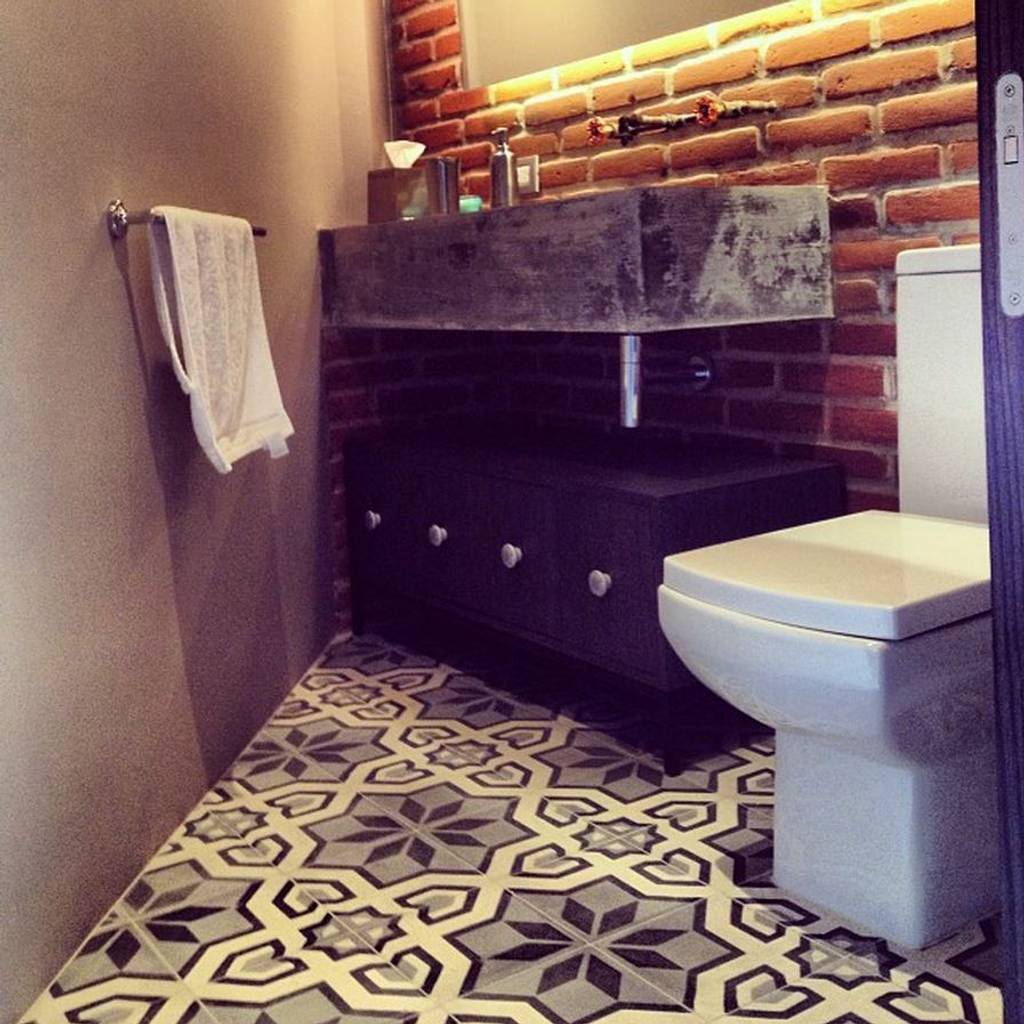 Baño: baños de estilo por quinto distrito arquitectura, moderno
