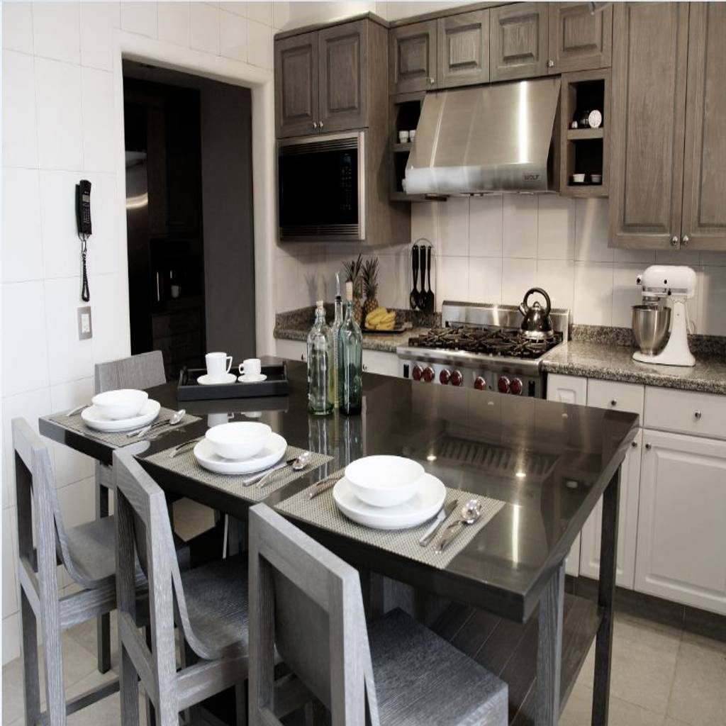 Isla de cocina, bancos y frentes de puertas hechos a la medida. cocinas