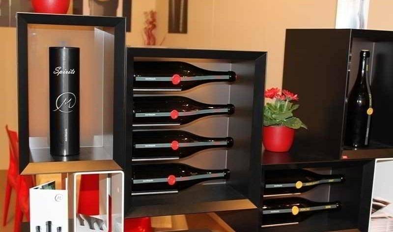 Nuovoware Espositore per bottiglie di liquori, scaffale per liquori a 3 livelli, in acciaio al carbonio, con base in legno e barra di fissaggio, per whisky, sciroppo di vino, per piano di