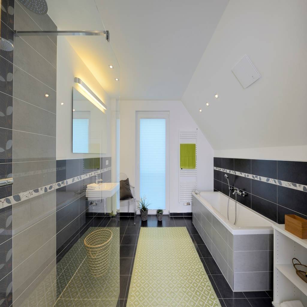 Im badezimmer ist mit dusche und badewanne für den komfort gesorgt