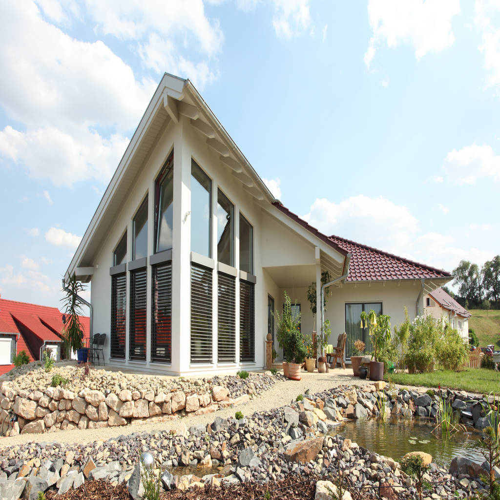 Außenansicht bungalow „auf einer ebene“ mit wintergarten homify