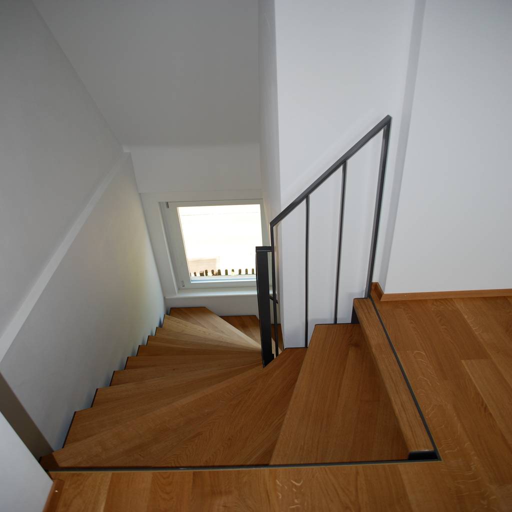 Treppe zum dachgeschoss klassischer flur, diele & treppenhaus von beat nievergelt gmbh architekt
