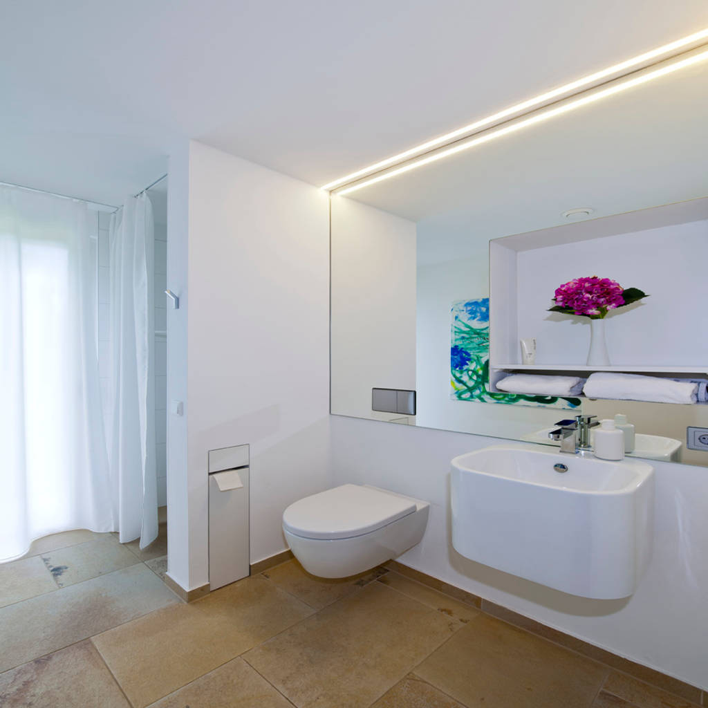 Gäste wc mit dusche moderne badezimmer von kitzlingerhaus gmbh & co. kg