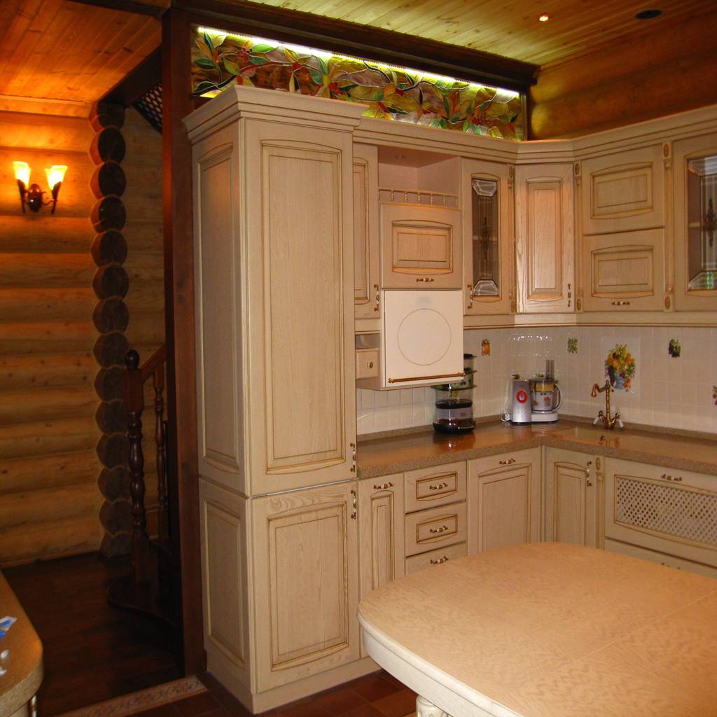 Кухонный гарнитур в бревенчатом доме