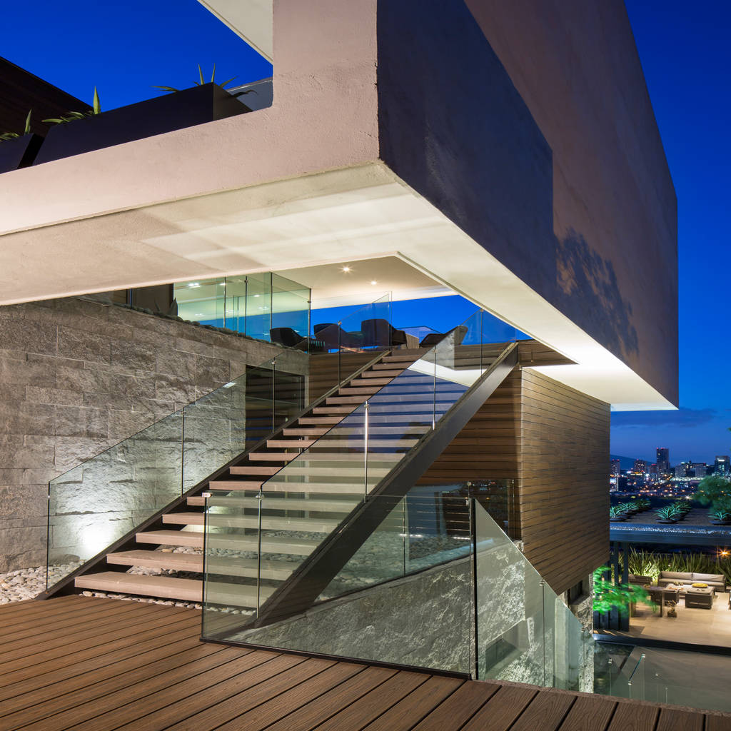Casa mt pasillos, vestíbulos y escaleras modernos de glr arquitectos