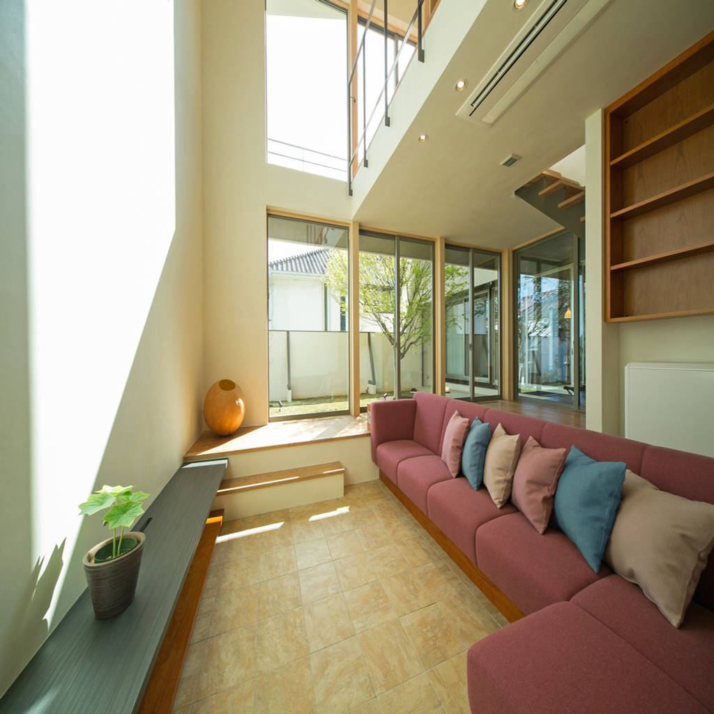 眺めのいい窓 リビングから中庭方向 アーキシップス京都 モダンデザインの リビング homify
